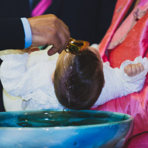Il santo battesimo dei bambini a Roma, fotografia dell'acqua. Fotonardo reportage fotografo.