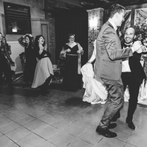 Lo sposo balla con gli amici